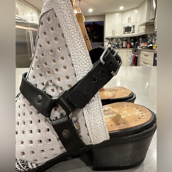 Maciejka zebra sandals - Picture 2 of 7